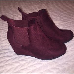 Maroon boots that have only been worn twice!!💜🦋